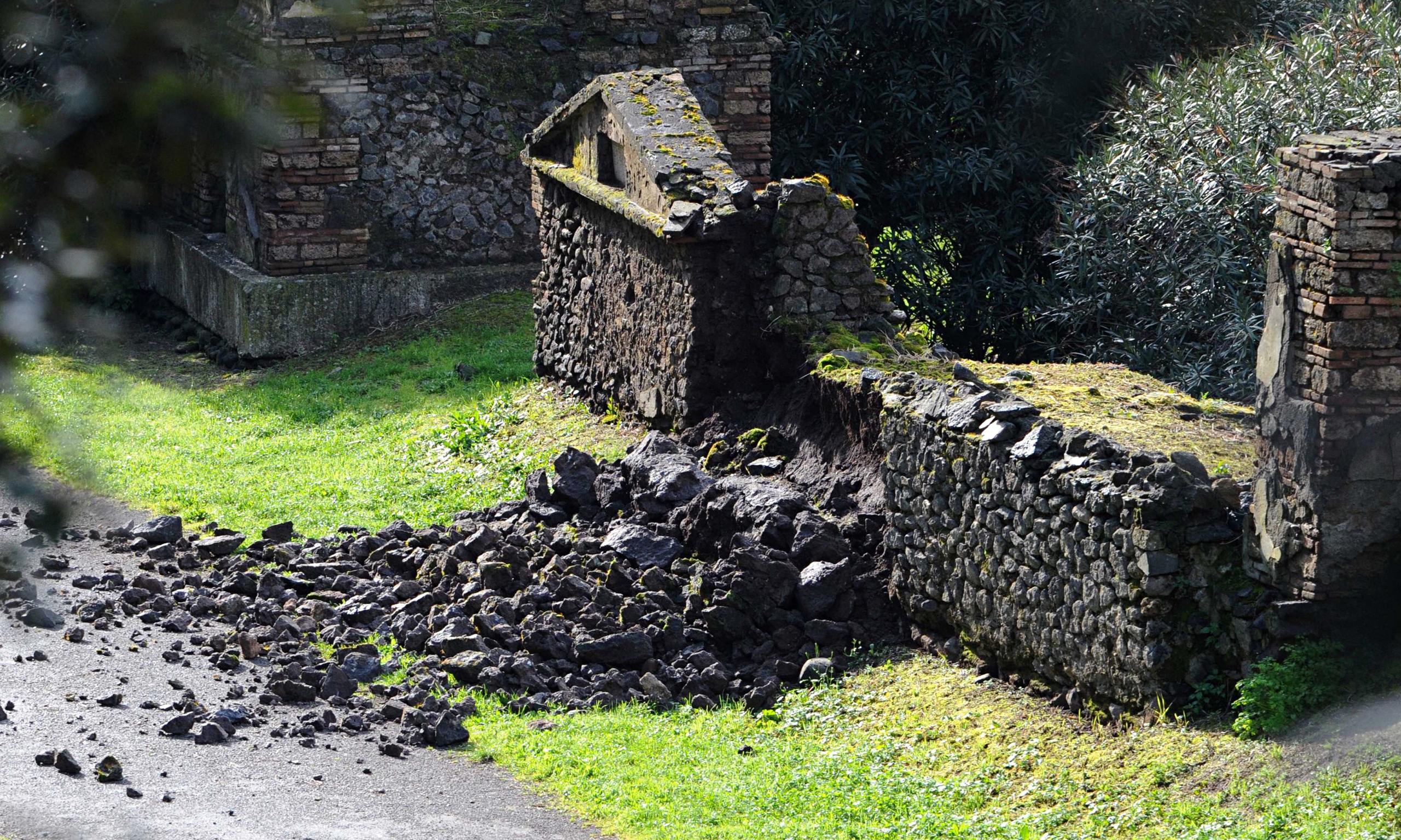 Another Wall Collapses In Pompeii The History Blog